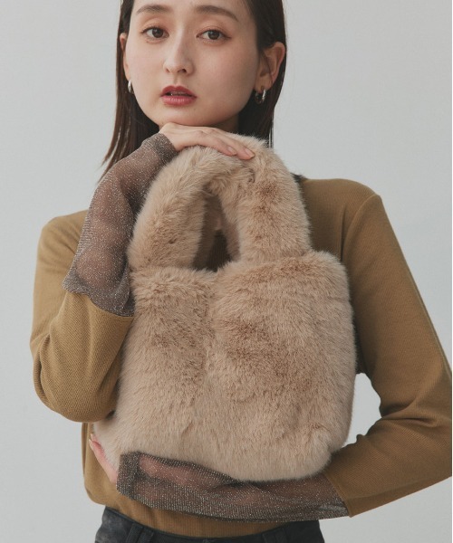 ad thie(アドティエ)の「フェイクファー ハンドバッグ(ハンドバッグ・レディース・ブラック/ライトグレー/オフホワイト/ベージュ・FREE)」の1枚目の写真