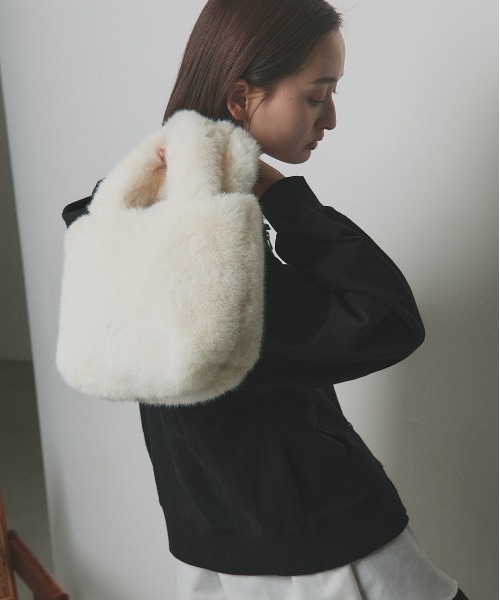 ad thie(アドティエ)の「フェイクファー ハンドバッグ(ハンドバッグ・レディース・ブラック/ライトグレー/オフホワイト/ベージュ・FREE)」の10枚目の写真