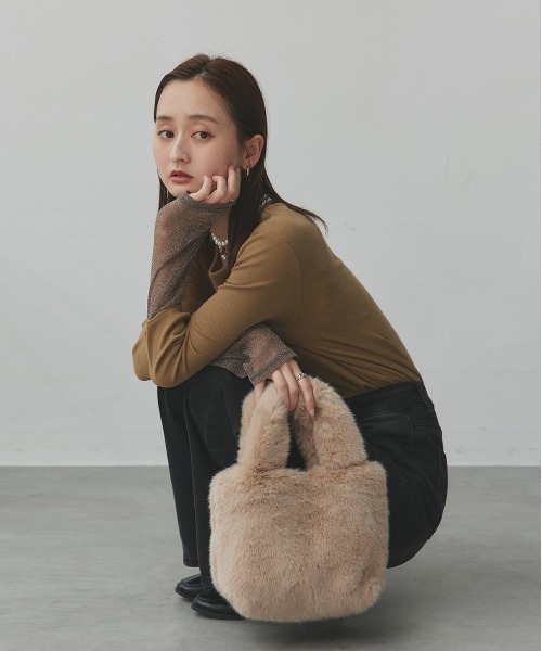 ad thie(アドティエ)の「フェイクファー ハンドバッグ(ハンドバッグ・レディース・ブラック/ライトグレー/オフホワイト/ベージュ・FREE)」の22枚目の写真