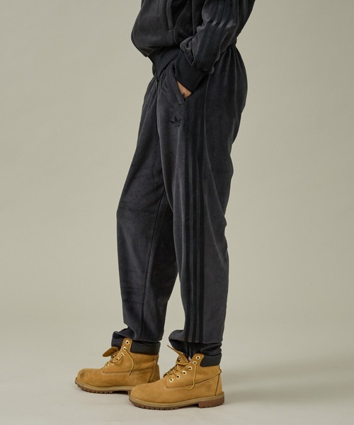 adidas(アディダス)の「【adidas / アディダス】VELOUR SST PANT / ベロア SST パンツ(その他パンツ・メンズ・ブラック/チャコールグレー/ダークネイビー・M/L)」の1枚目の写真