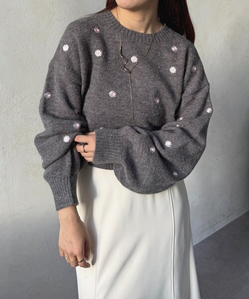 Thevon（ゼボン）の「フラワー刺繍ショートニット（ニット/セーター・レディース・チャコールグレー/ブラック/ネイビー・FREE）」の3枚目の写真