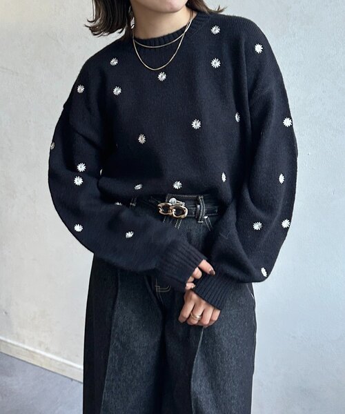 Thevon（ゼボン）の「フラワー刺繍ショートニット（ニット/セーター・レディース・チャコールグレー/ブラック/ネイビー・FREE）」の2枚目の写真