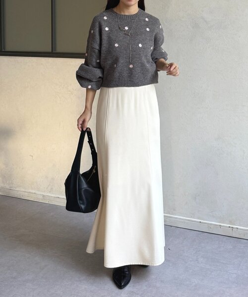 Thevon（ゼボン）の「フラワー刺繍ショートニット（ニット/セーター・レディース・チャコールグレー/ブラック/ネイビー・FREE）」の4枚目の写真