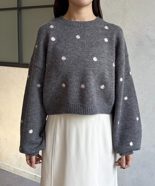 Thevon（ゼボン）の「フラワー刺繍ショートニット（ニット/セーター・レディース・チャコールグレー/ブラック/ネイビー・FREE）」の7枚目の写真