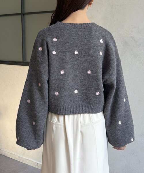 Thevon（ゼボン）の「フラワー刺繍ショートニット（ニット/セーター・レディース・チャコールグレー/ブラック/ネイビー・FREE）」の8枚目の写真