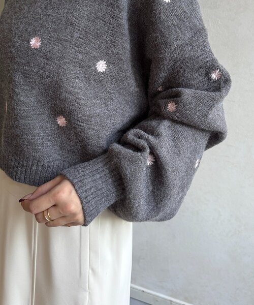 Thevon（ゼボン）の「フラワー刺繍ショートニット（ニット/セーター・レディース・チャコールグレー/ブラック/ネイビー・FREE）」の9枚目の写真