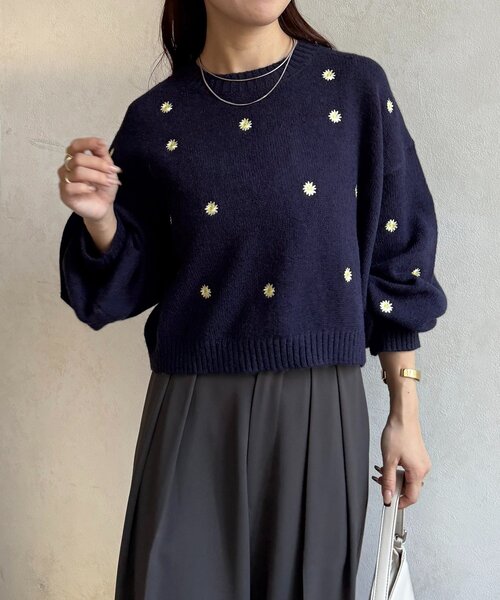 Thevon（ゼボン）の「フラワー刺繍ショートニット（ニット/セーター・レディース・チャコールグレー/ブラック/ネイビー・FREE）」の11枚目の写真