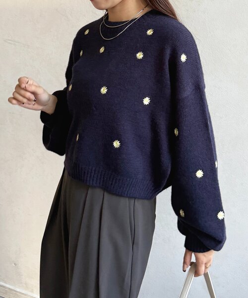 Thevon（ゼボン）の「フラワー刺繍ショートニット（ニット/セーター・レディース・チャコールグレー/ブラック/ネイビー・FREE）」の12枚目の写真