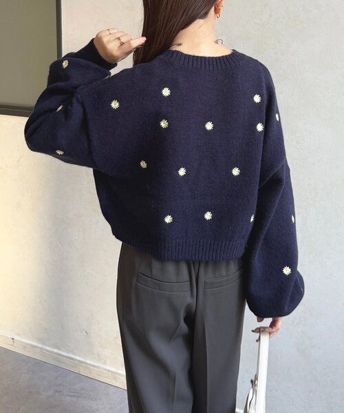 Thevon（ゼボン）の「フラワー刺繍ショートニット（ニット/セーター・レディース・チャコールグレー/ブラック/ネイビー・FREE）」の13枚目の写真