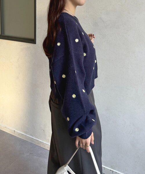 Thevon（ゼボン）の「フラワー刺繍ショートニット（ニット/セーター・レディース・チャコールグレー/ブラック/ネイビー・FREE）」の14枚目の写真