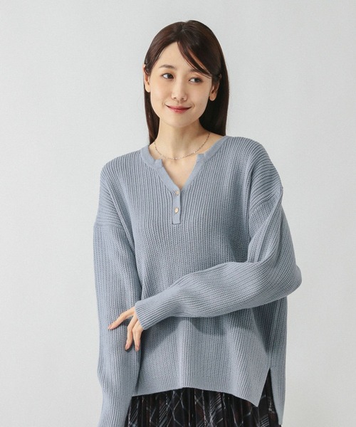 GLOBAL WORK（グローバルワーク）の「毛玉になりにくいキーネック/579675（ニット/セーター・レディース・ブラウン/ネイビー/ライトブルー/アイボリー・LARGE/MEDIUM）」の3枚目の写真