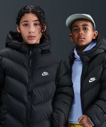 NIKE（ナイキ）の「ナイキ スポーツウェア オールデイ プレー ジュニア Therma-FIT ルーズフィット パファー ジャケット / Nike Sportswear All Day Play Big Kids' Therma-FIT Loose-Fit Puffer Jacket HQ4976-010 Black（ダウンジャケット/コート・キッズ）」