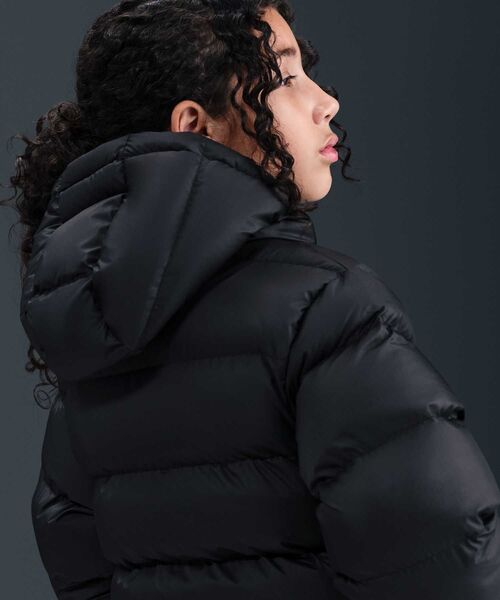 NIKE（ナイキ）の「ナイキ スポーツウェア オールデイ プレー ジュニア Therma-FIT ルーズフィット パファー ジャケット / Nike Sportswear All Day Play Big Kids' Therma-FIT Loose-Fit Puffer Jacket HQ4976-010 Black（ダウンジャケット/コート・キッズ・ブラック・130/140/150/160）」の6枚目の写真