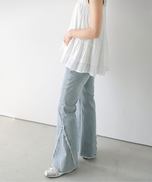 AMELY(エミリー)の「サイドフリンジ フレアデニムパンツ(デニムパンツ・レディース・ブルー/ブラック/ライトブルー・M/L)」の14枚目の写真