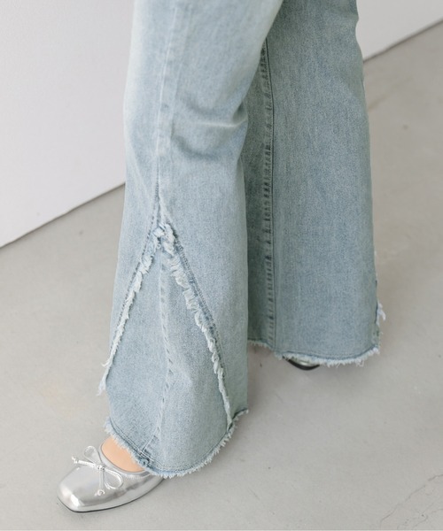 AMELY(エミリー)の「サイドフリンジ フレアデニムパンツ(デニムパンツ・レディース・ブルー/ブラック/ライトブルー・M/L)」の15枚目の写真