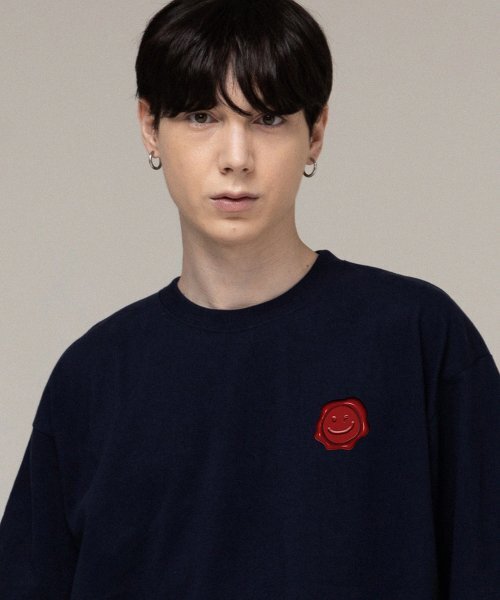 GRAVER（グレーバー）の「[ユニセックス]シーリングドローイングスマイル半袖Tシャツ_ネイビー（Tシャツ/カットソー・レディース・ネイビー・SMALL/LARGE/X-LARGE/MEDIUM）」の2枚目の写真