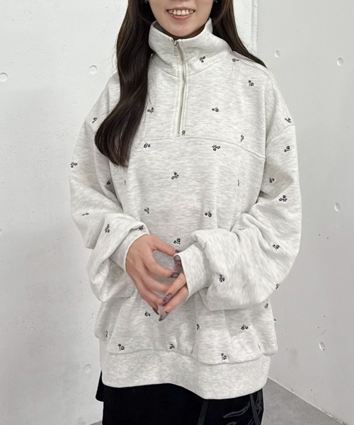 archives(アルシーヴ)の「小花柄刺繍ハーフzipスウェット(スウェット・レディース・オートミール/グレー/ブラック・MEDIUM)」の3枚目の写真