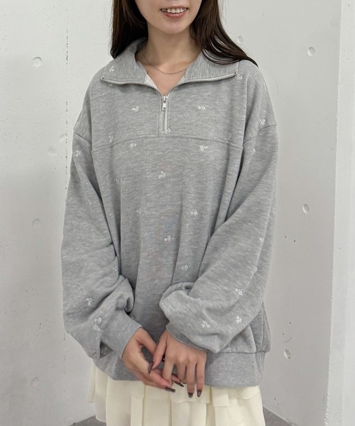 archives(アルシーヴ)の「小花柄刺繍ハーフzipスウェット(スウェット・レディース・オートミール/グレー/ブラック・MEDIUM)」の2枚目の写真