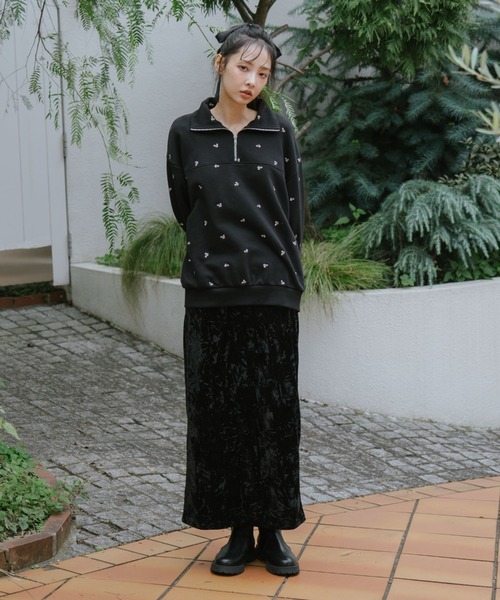 archives(アルシーヴ)の「小花柄刺繍ハーフzipスウェット(スウェット・レディース・オートミール/グレー/ブラック・MEDIUM)」の9枚目の写真