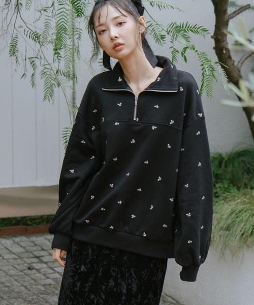 archives(アルシーヴ)の「小花柄刺繍ハーフzipスウェット(スウェット・レディース・オートミール/グレー/ブラック・MEDIUM)」の6枚目の写真