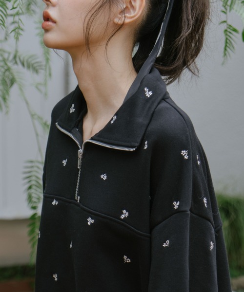 archives(アルシーヴ)の「小花柄刺繍ハーフzipスウェット(スウェット・レディース・オートミール/グレー/ブラック・MEDIUM)」の7枚目の写真