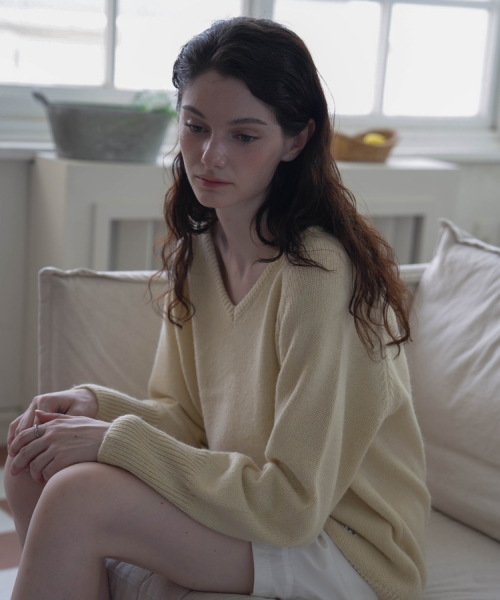 DEHEVE（デヘヴェ）の「Classic V-neck Knit [Butter]（ニット/セーター・レディース・ライトホワイト・FREE）」の2枚目の写真