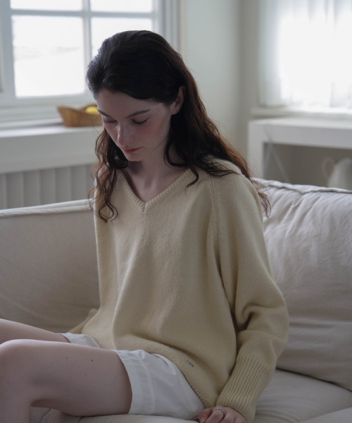 DEHEVE（デヘヴェ）の「Classic V-neck Knit [Butter]（ニット/セーター・レディース・ライトホワイト・FREE）」の3枚目の写真