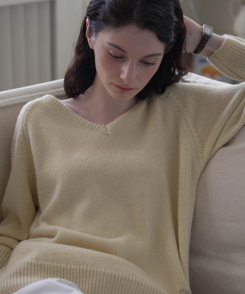 DEHEVE（デヘヴェ）の「Classic V-neck Knit [Butter]（ニット/セーター・レディース・ライトホワイト・FREE）」の4枚目の写真