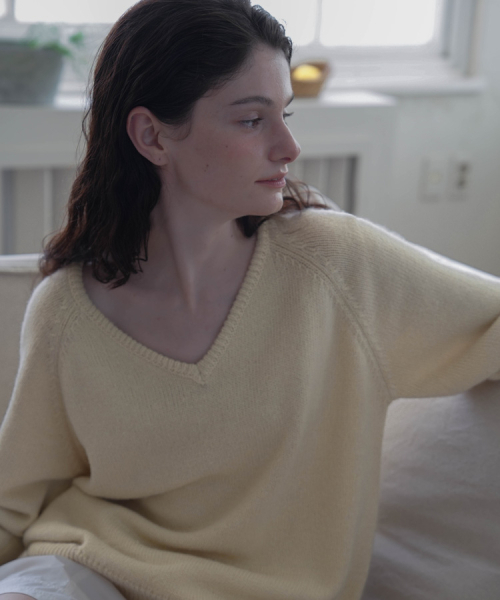 DEHEVE（デヘヴェ）の「Classic V-neck Knit [Butter]（ニット/セーター・レディース・ライトホワイト・FREE）」の5枚目の写真