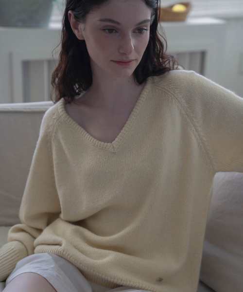 DEHEVE（デヘヴェ）の「Classic V-neck Knit [Butter]（ニット/セーター・レディース・ライトホワイト・FREE）」の6枚目の写真