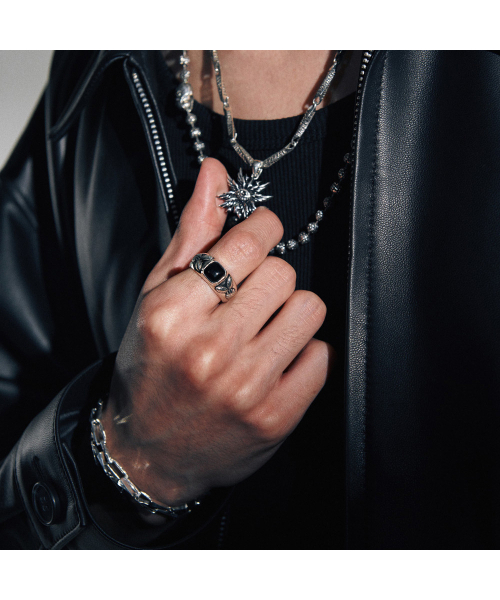 ANONYMOUS ARTISAN(アノニマスアルティザン)の「Western Stone Ring - Onyx(リング・レディース・その他・30/28/12号/13号/15号/21号/27号/22号/23号/24号/16号/14号/17号/18号/19号/20号/25号/26号/29号)」の2枚目の写真