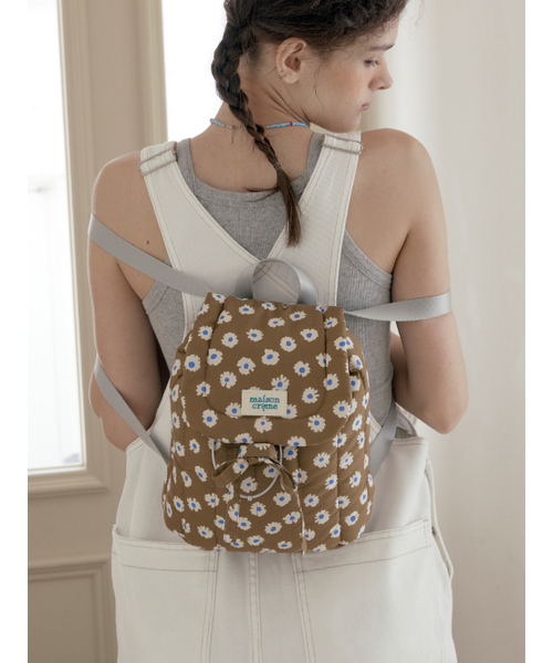 MAISON CREME（メゾンクレム）の「Pillow Backpack _ caramel（バックパック/リュック・レディース・ブラウン・FREE）」の2枚目の写真
