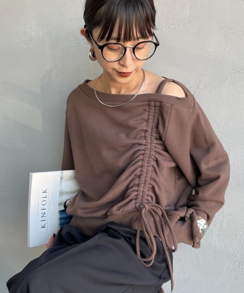 nenom（ネノム）の「[nenom/ネノム] ワンショルダードロストスウェット（スウェット・レディース・ブラウン/グレー/アイボリー/ブラック・F）」の4枚目の写真