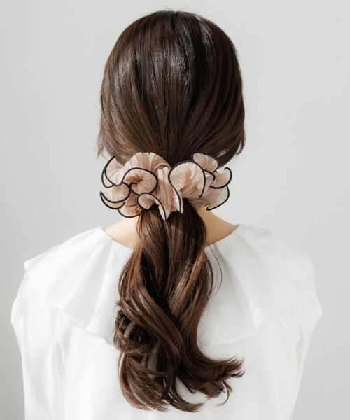 flower(フラワー)の「パイピングプリーツシュシュ(シュシュ・レディース・ホワイト/ブラック/ブラウン・FREE)」の3枚目の写真