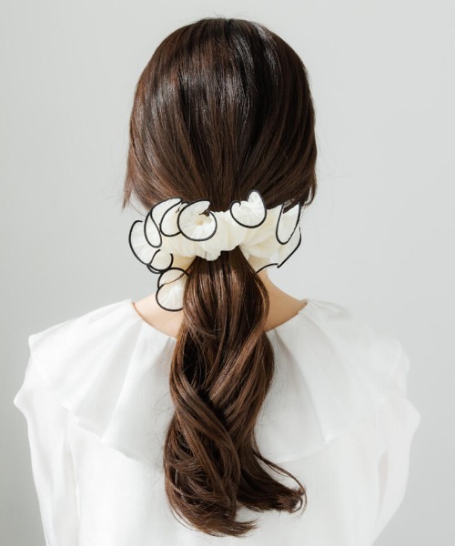 flower(フラワー)の「パイピングプリーツシュシュ(シュシュ・レディース・ホワイト/ブラック/ブラウン・FREE)」の1枚目の写真