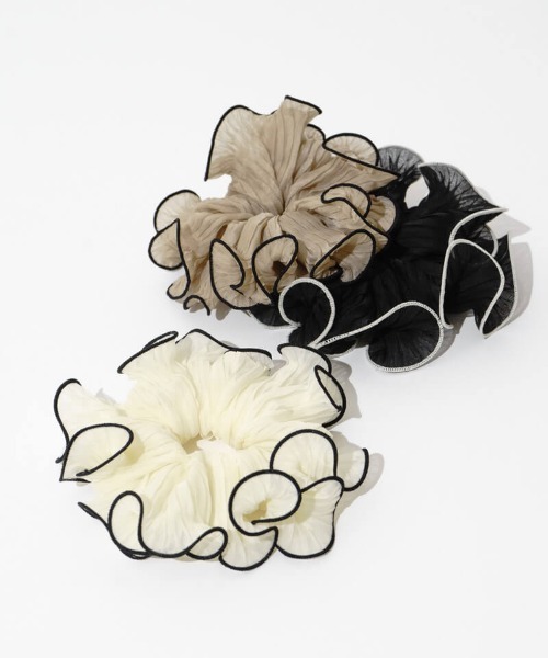 flower(フラワー)の「パイピングプリーツシュシュ(シュシュ・レディース・ホワイト/ブラック/ブラウン・FREE)」の4枚目の写真