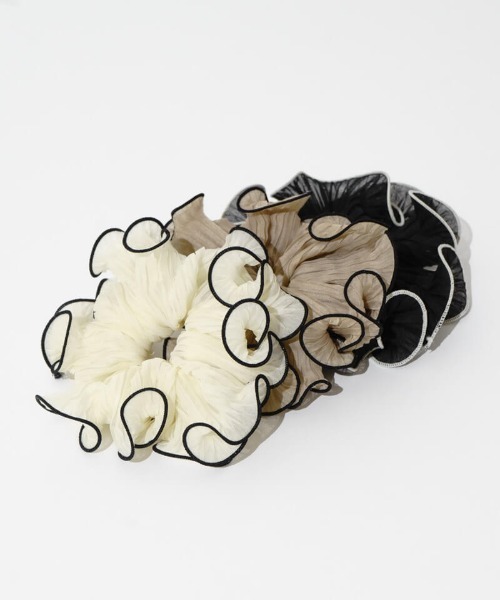 flower(フラワー)の「パイピングプリーツシュシュ(シュシュ・レディース・ホワイト/ブラック/ブラウン・FREE)」の5枚目の写真