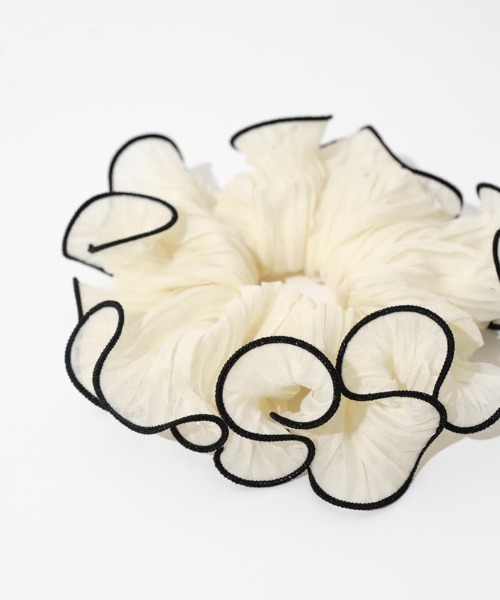 flower(フラワー)の「パイピングプリーツシュシュ(シュシュ・レディース・ホワイト/ブラック/ブラウン・FREE)」の6枚目の写真