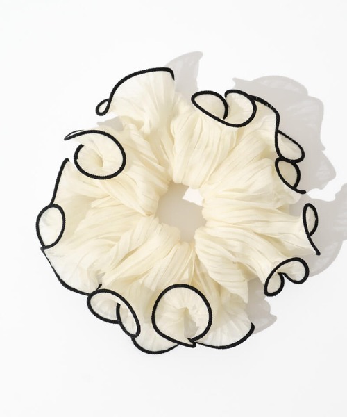 flower(フラワー)の「パイピングプリーツシュシュ(シュシュ・レディース・ホワイト/ブラック/ブラウン・FREE)」の7枚目の写真