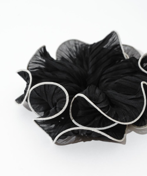 flower(フラワー)の「パイピングプリーツシュシュ(シュシュ・レディース・ホワイト/ブラック/ブラウン・FREE)」の10枚目の写真