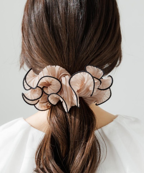 flower（フラワー）の「パイピングプリーツシュシュ（シュシュ・レディース・ホワイト/ブラック/ブラウン・FREE）」の12枚目の写真