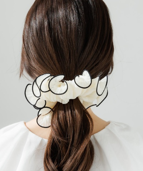 flower（フラワー）の「パイピングプリーツシュシュ（シュシュ・レディース・ホワイト/ブラック/ブラウン・FREE）」の13枚目の写真