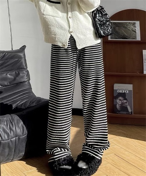 Dream garden(ドリームガーデン)の「ボーダー柄ワイドパンツ(スウェットパンツ・レディース・オフホワイト/ブラック・M/L)」の6枚目の写真