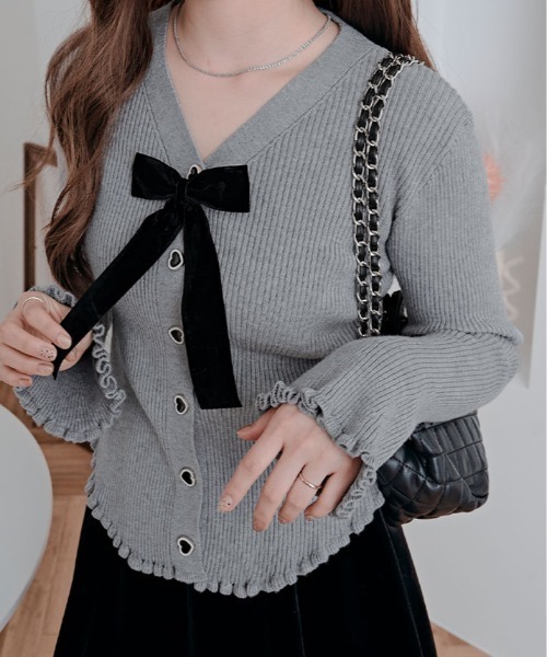 kirakiraShop（キラキラショップ）の「リボン付き Vネック リブ ニット カーディガン（カーディガン/ボレロ・レディース・ブラック/オフホワイト/グレー/レッド・FREE）」の3枚目の写真