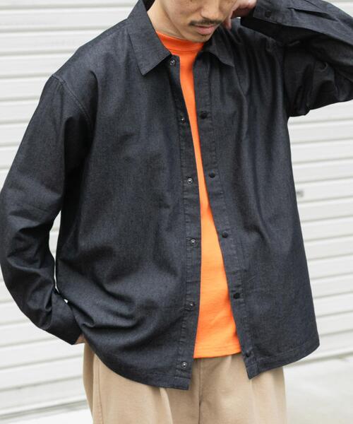 ITEMS URBANRESEARCH（アイテムズ アーバンリサーチ）の「スナップボタンデニムレギュラーカラーシャツ（シャツ/ブラウス・メンズ・ブルー/ネイビー/ブラック・LARGE/MEDIUM）」の4枚目の写真