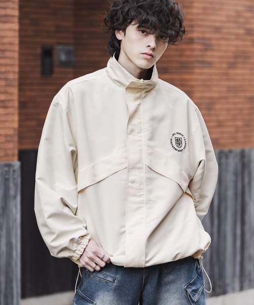 Rocky Monroe(ロッキーモンロー)の「2WAYリバーシブル 両A面オーバーサイズワンポイントロゴ刺繍スタンドネックライトブルゾン(ブルゾン・メンズ・グレイッシュベージュ/チャコール/ブラック/ブラウン/アイボリー/ベージュ/ワイン/ネイビー・L/XL/M)」の2枚目の写真