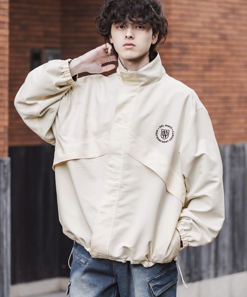Rocky Monroe(ロッキーモンロー)の「2WAYリバーシブル 両A面オーバーサイズワンポイントロゴ刺繍スタンドネックライトブルゾン(ブルゾン・メンズ・グレイッシュベージュ/チャコール/ブラック/ブラウン/アイボリー/ベージュ/ワイン/ネイビー・L/XL/M)」の10枚目の写真