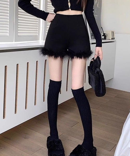gossip!ロサンゼルス(ゴシップロサンゼルス)の「ファーアクセント きれいめショートパンツ(その他パンツ・レディース・ブラック・S/M/L)」の12枚目の写真
