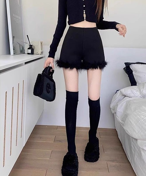 gossip!ロサンゼルス(ゴシップロサンゼルス)の「ファーアクセント きれいめショートパンツ(その他パンツ・レディース・ブラック・S/M/L)」の9枚目の写真