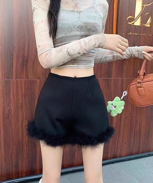 gossip!ロサンゼルス(ゴシップロサンゼルス)の「ファーアクセント きれいめショートパンツ(その他パンツ・レディース・ブラック・S/M/L)」の17枚目の写真
